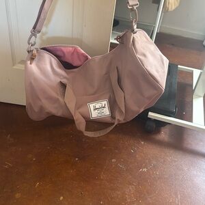 HERSCHEL. Pale pink overnight bag. Removable straps.